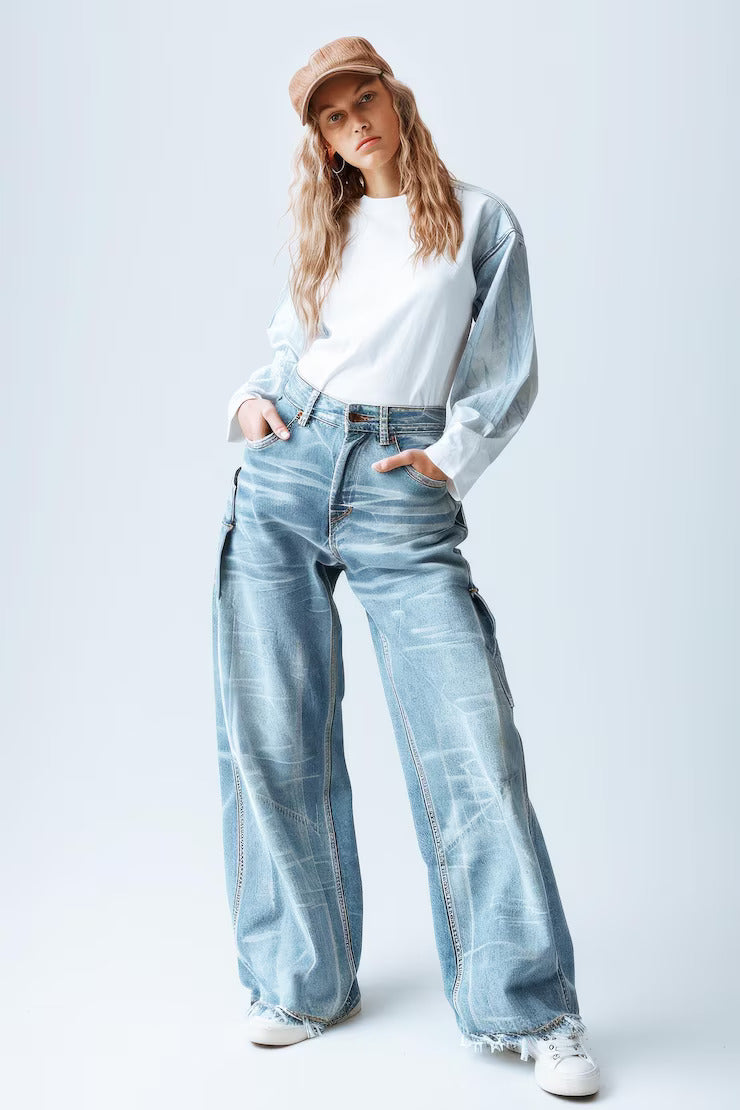 model poarta blugi largi de femei